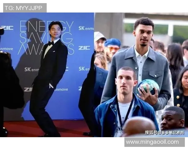 两位足球传奇球星携手同框展现非凡默契与风采