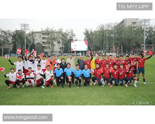 足球巨星赛场内外温馨瞬间见证真情友谊与温暖时刻